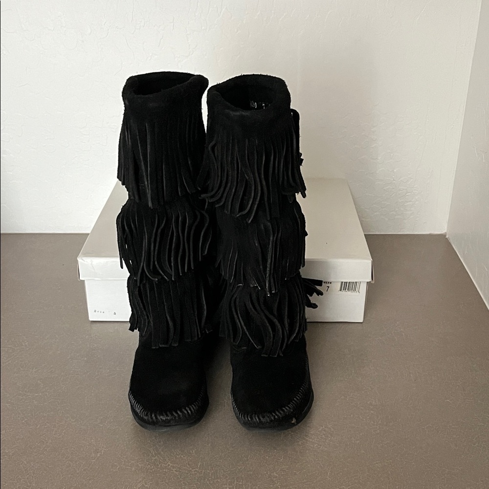 Minnetonka 3 tier black suede fringe boot